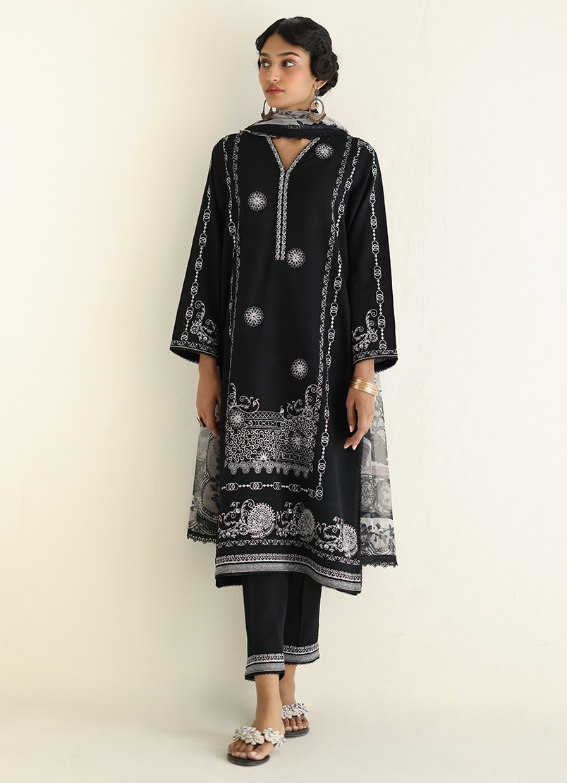 lucknowi-embroidery-kurta-set